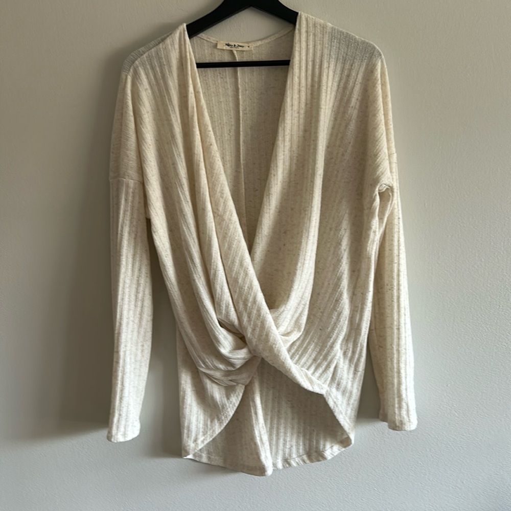 Mickey & Joey Women’s Long Sleeve Cream Top Sz M NWOT